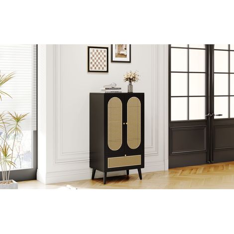 Armoire compacte (1,1 m de long), design en rotin, couleur noire. Elle comporte 2 portes et 1 tiroir. C’est un meuble polyvalent, idéal pour ranger diverses choses à l’intérieur. (1/5)