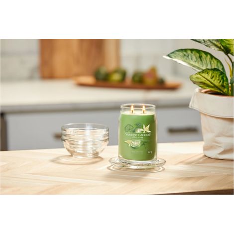 Vela Yankee Candle Signature en frasco grande, aroma a vainilla y lima, 567 g. (1/5)