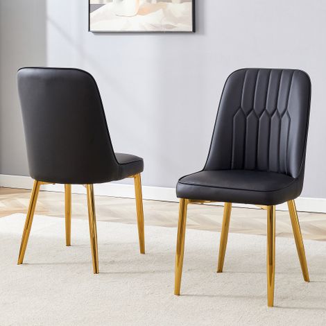 Due sedie da pranzo in similpelle nera: design moderno e minimalista, dotate di seduta e schienale allargati e piedini in metallo antiscivolo, adatte a sale da pranzo e cucine.