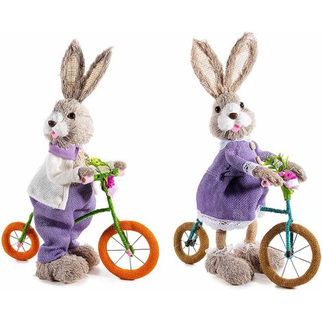 Coniglietti in fibra naturale su biciclette colorate con fiorellini, ideali per vetrine di Pasqua, set da 2 pezzi, cm25,5x13x39H(orecc.estese)