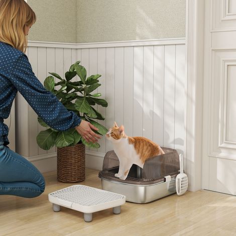 Bac à litière gris pour chat recouvert d’un plateau en acier inoxydable, bords hauts, marche de pelle et zone de chute en sable