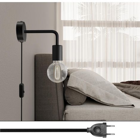 Lampe mit Metallschirm und gebogener Verlängerung