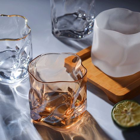 Set aus 6 Trinkgläsern (200 ml) — Bernsteinfarbene Glasbecher mit Wellenstruktur, ideal zum Servieren von Getränken, Kaffee und Tee — Hitzebeständig und spülmaschinenfest — Perfekt für Latte Macchiato