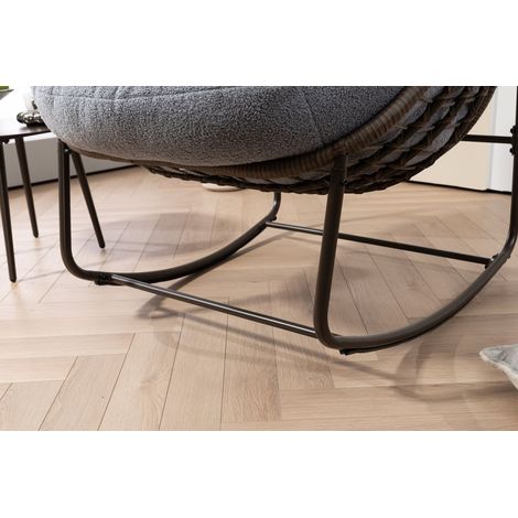 Fauteuil berçant extérieur en rotin gris, coussin moelleux inclus, parfait pour terrasse, balcon, jardin, véranda ou salon. (1/5)