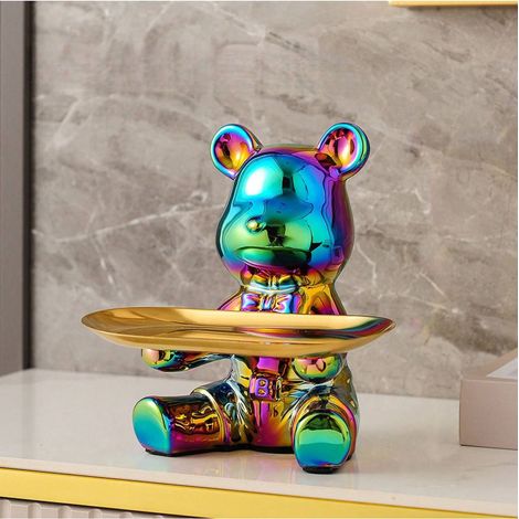 L'ours violent pose la clé de l'escalier des meubles à chaussures à l'entrée, des ornements de porche - des tirelires en céramique - des décorations luxueuses et légères dans le salon