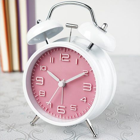 Reloj Despertador Ruidoso MINKUROW Para Personas Que Duermen Profundamente Reloj Despertador Retro De Doble Campana De 4 Pulgadas Blanco Y Rosa (1/5)
