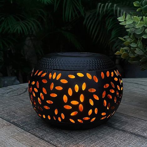 Lampe solaire de table extérieure étanche à flamme vacillante dansante, en métal noir, lampe décorative solaire pour bureau ou lit. (1/4)
