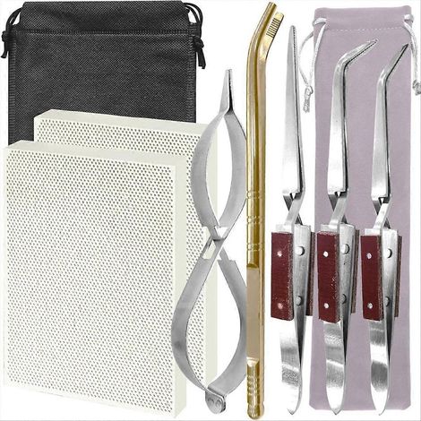 Kit de soudure pour bijoux 9 pièces : 2 blocs céramiques alvéolés, 3 pinces à épiler, 1 pince en cuivre, 1 clip métallique, 2 sacs de rangement. (1/5)