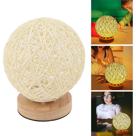 Cette lampe de table en bois est ornée de boules en osier et en rotin tressées à la main et d'une veilleuse LED à luminosité réglable. Elle convient aux chambres, salons, tables de chevet, tables bass (1/5)