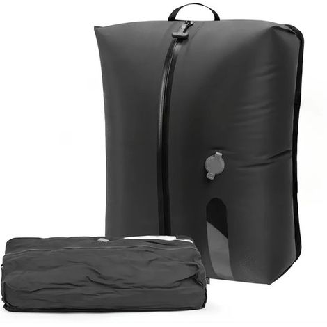 Due sacchetti sottovuoto riutilizzabili in TPU, capacità 17 litri, impermeabili e salvaspazio, ideali per valigie, zaini e viaggi. Pompa ad aria non inclusa. Colore nero. (1/5)