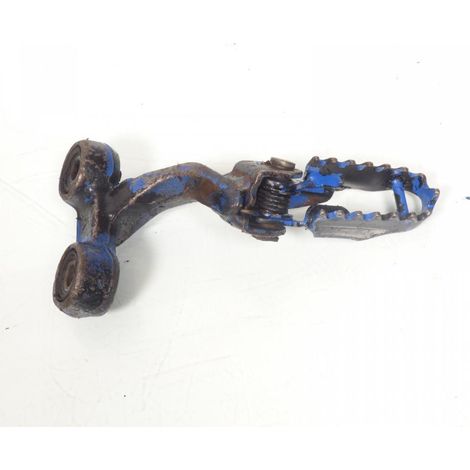 [PRODUIT D'OCCASION] Platine de repose pied pilote droit origine pour moto Suzuki 600 (1/2)