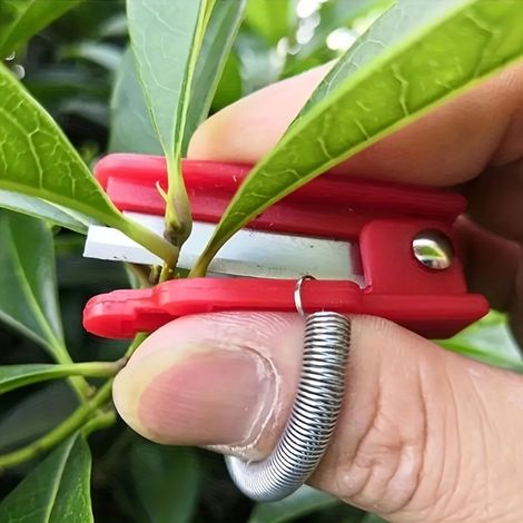 Un couteau de pouce multifonction : lame de cueillette et petit sécateur de jardinage