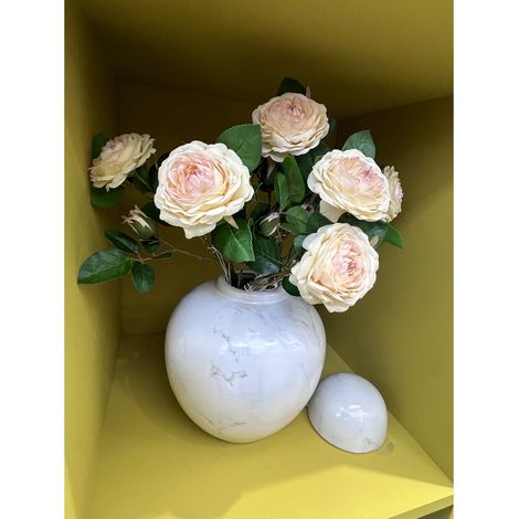 Vase pot à gingembre en porcelaine blanche avec 7 camélias artificiels jaunes 25 x 25 cm - PANGIVO (1/4)