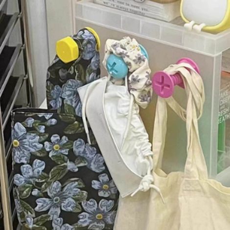 Hübsche, farbenfrohe, schraubenförmige Haken, kein Bohren erforderlich, zum Aufhängen von Taschen und zum Ordnen von Wanddekorationen im Schlafzimmer. (1/5)