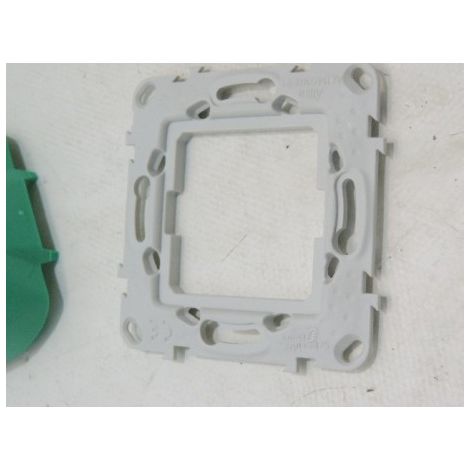 Schneider – Support à vis 1 poste – ALB45601 – Fixation pour boîtier CEE7 – Plastique – Pour espaces confinés