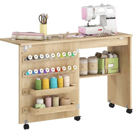 HOMCOM mesa máquina de coser plegable con puerta magnética, 2 compartimentos, estante, 18 soportes para hilos, 5 ruedas, ahorro de espacio, natural (1/5)
