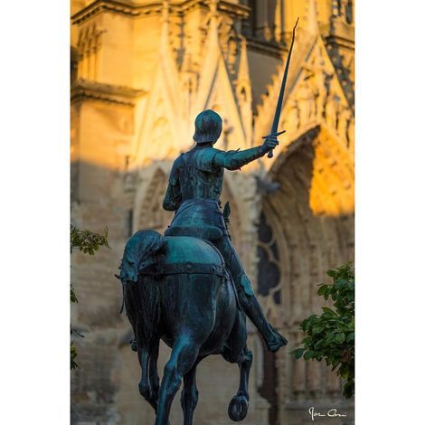 Tableau sur toile statue Jeanne d'Arc Reims 45x65 cm - Impression sur Toile Murale Décorative - Image imprimée en HD sur Toile - Toile sur Châssis en Bois FSC - Fabriqué en France