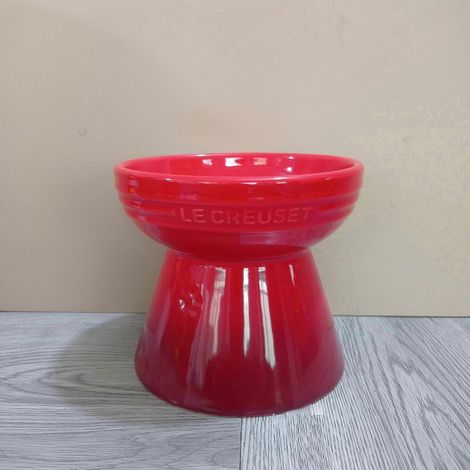 Le Creuset Cool Color Cerc Hundenapf mit Kippschutz und hohem Fuß, inklusive Schutzmatte SH1 Roter, hoher, flacher Mund (1/2)