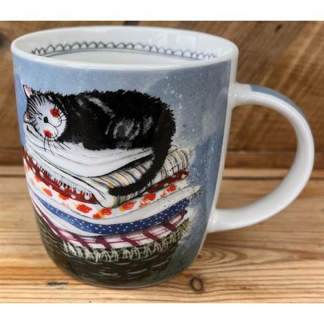 Tazza M29 Gatto su un cesto della biancheria