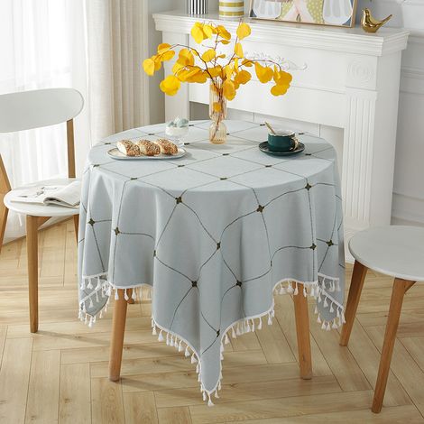 Nappe rustique brodée à petits carreaux et à pompons (1/4)