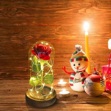 Rose La Belle et la Bête, Rose en soie rouge enchantée avec guirlande lumineuse LED et pétales tombés sous dôme de verre sur socle en bois. Cadeau idéal pour la fête des mères. (1/4)