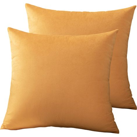 Un ensemble de deux housses de coussin en velours ocre, mesurant 45,7 x 45,7 cm, avec fermetures éclair dissimulées. (1/5)