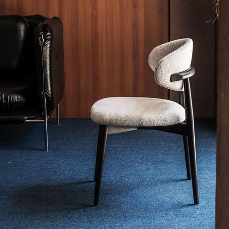 Chaise en bois Daisy noir et blanc, lot de 2, structure en frêne, assise rembourrée de haute qualité et design élégant (1/5)