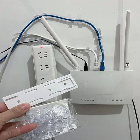Selbstklebender, platzsparender, wiederverwendbarer Steckdosenleistenhalter aus Kunststoff zur Befestigung von Steckdosen in Haus und Büro (1/5)