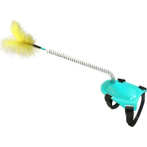 Chatons drôles jouant avec plume ressort, jouet interactif pour chat, coup de pied patte, amusement intérieur.