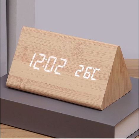 dreieckiger-wecker-in-holzoptik-digitaler-wecker-mit-gut-lesbaren-led-zahlen-und-temperaturanzeige-240258617 (1/5)