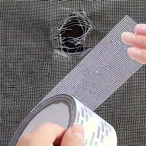 Nastro di riparazione grigio per zanzariere (5 cm × 203 cm), robusto nastro in fibra di vetro per riparare crepe nei telai di finestre e porte. (1/4)