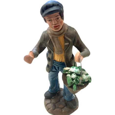 Pastore con cesto e verdura statuetta in terracotta artigianale per presepe napoletano da h 10 cm