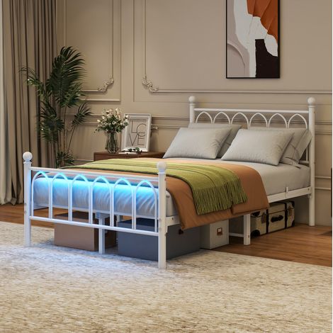 Lit vintage 120x200 cm en métal et MDF blanc avec tête et pied de lit hauts, LED, ports USB et prise (1/5)