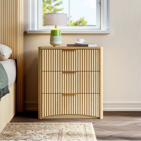 Comodino con 3 cassetti in MDF finitura rovere, maniglie in metallo dorato, OKWISH (1/5)