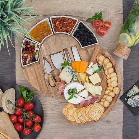 Un plateau de charcuterie accompagné d'un plateau à fromage en chêne, avec couteau et bol, parfait pour une pendaison de crémaillère. (1/5)