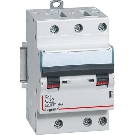 Disjoncteur DX³4500 6kA arrivée haute et sortie basse par borne à vis tripolaire 400V 32A courbe C 3 modules LEGRAND 406895