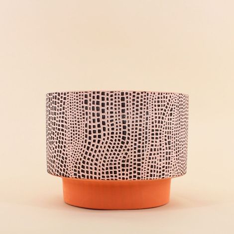 Cache-pot en terre cuite décor relief 25cm