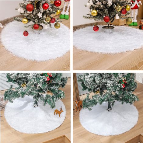 Reinweiße, plüschige Weihnachtsbaumdecke, verziert mit Schneeflocken, die mit Perlen und goldenen Pailletten bestickt sind. 78 cm große, reinweiße, plüschige Weihnachtsbaumdekoration. (1/2)
