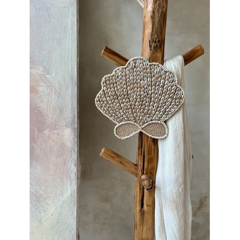 Decorazione boho con conchiglie di ciprea (1/3)