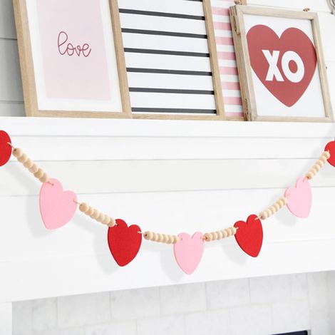Guirnalda decorativa de San Valentín – madera + fieltro – 2,3 m con 48 cuentas de madera y 7 corazones de fieltro rojos y rosas – decoración de pared, repisa y chimenea (1/4)