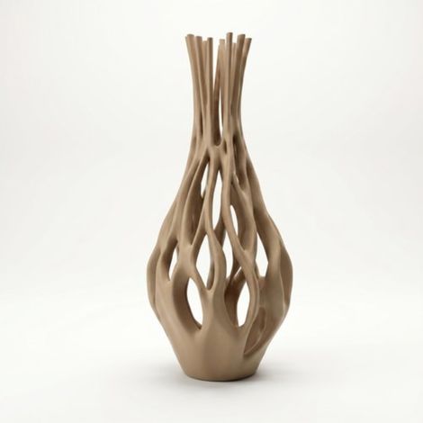 Vaso decorativo beige traforato per fiori, elegante effetto ragnatela.