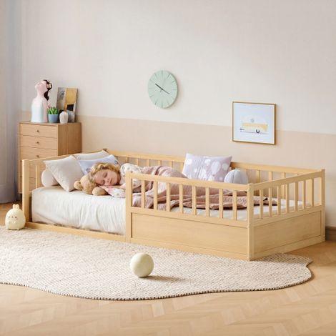 Lit au sol pour enfant en bois massif (90 x 200 cm), doté d'une barrière de sécurité et d'un sommier à lattes lit de style Montessori à accès ouvert lit une place en pin naturel.