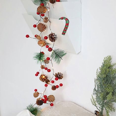 Guirlande de Noël, guirlande de houx et baies de 2 m, guirlande lumineuse LED décorée avec pommes de pin, décorations de Noël pour cheminées et cheminées. (1/5)