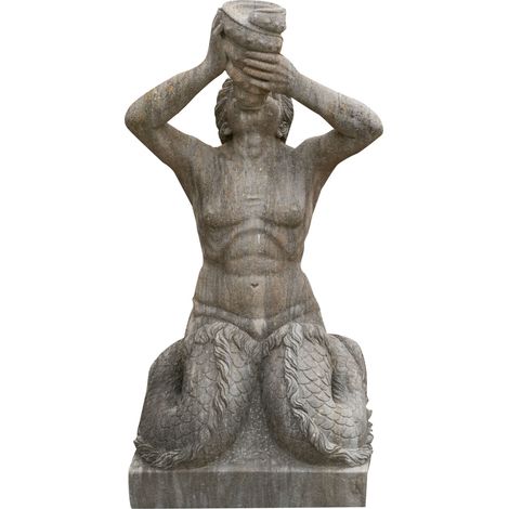 Vieille statue en pierre d'un homme agenouillé