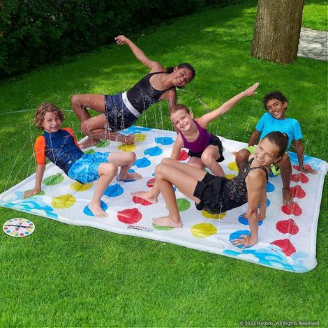 Ultimate Twister – un jeu de twister gonflable sur l'eau, idéal pour s'amuser dans son jardin en été. (1/5)