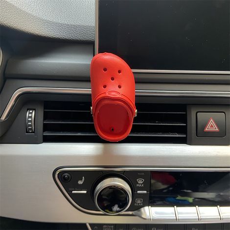 Diffuseur de parfum à clipser pour les grilles d'aération de voiture, en forme de chaussure. (1/5)