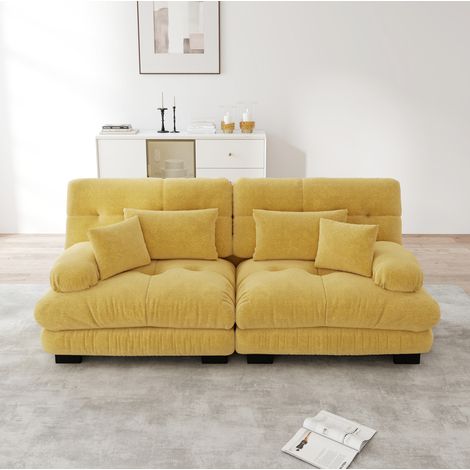 Sofá modular de chenilla amarilla con cojines lumbares y decorativos, diseño envolvente y asiento profundo (1/5)