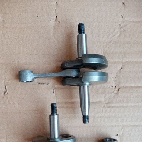 Les vilebrequins FS350 FS400 FS480 FR350 FR400 FR450 FR480 sont des vilebrequins en acier forgé qui relient le piston et le volant moteur et sont adaptés aux débroussailleuses Stihl. (1/5)
