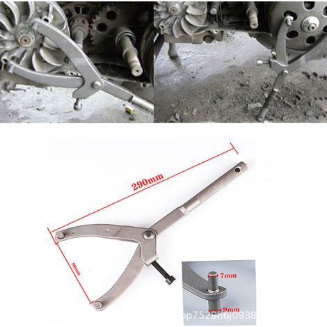 Démontage et remontage de l'embrayage d'un scooter, poulie de volant moteur, magnéto, clé et outils de levage. (1/5)