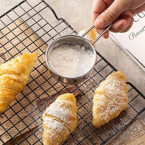Setaccio per farina, pratico accessorio da cucina, in acciaio inox, 11,5 x 6,5 x 2,4 cm, ideale per setacciare farina, cacao in polvere, polvere di matcha, zucchero a velo e spezie. (1/5)